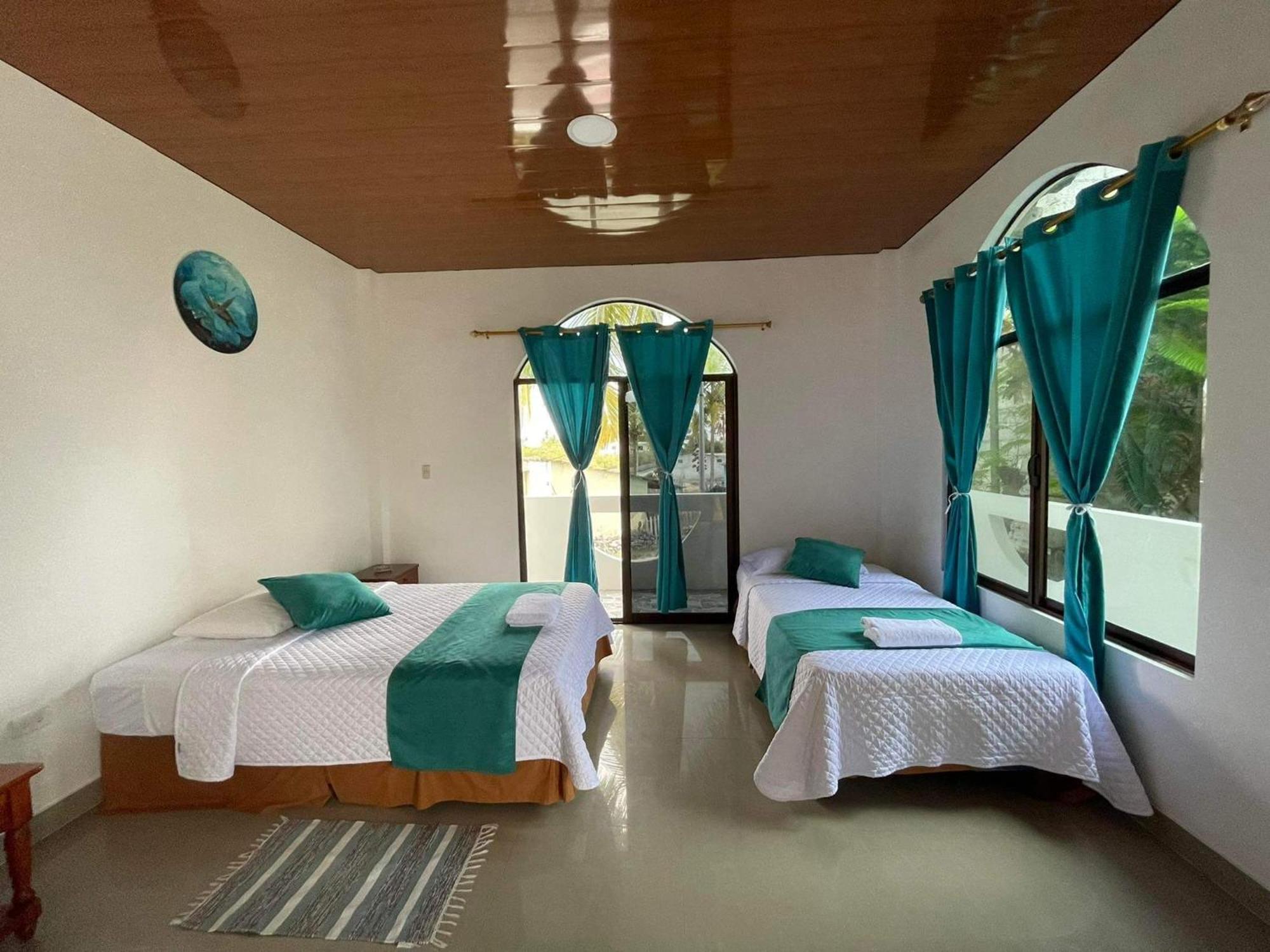 Hostal Muro De Las Lagrimas With High Speed Internet Starlink Puerto Villamil Kültér fotó