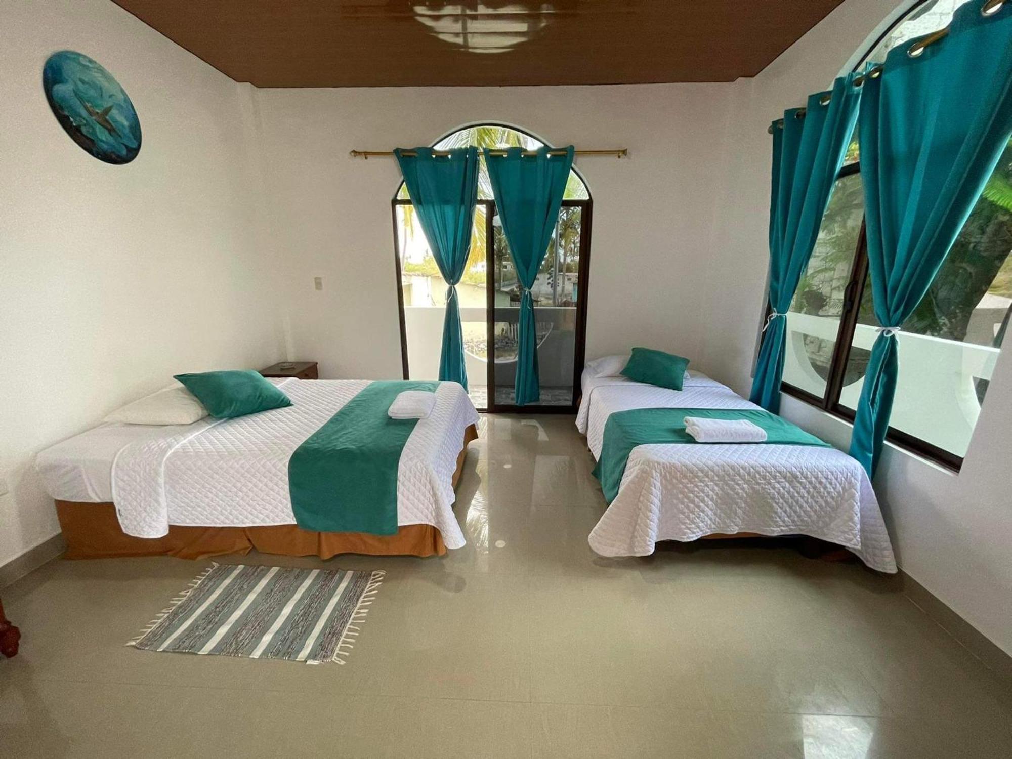 Hostal Muro De Las Lagrimas With High Speed Internet Starlink Puerto Villamil Kültér fotó