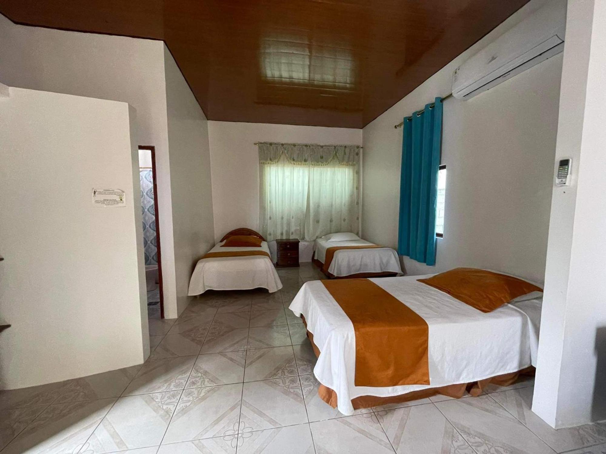 Hostal Muro De Las Lagrimas With High Speed Internet Starlink Puerto Villamil Kültér fotó